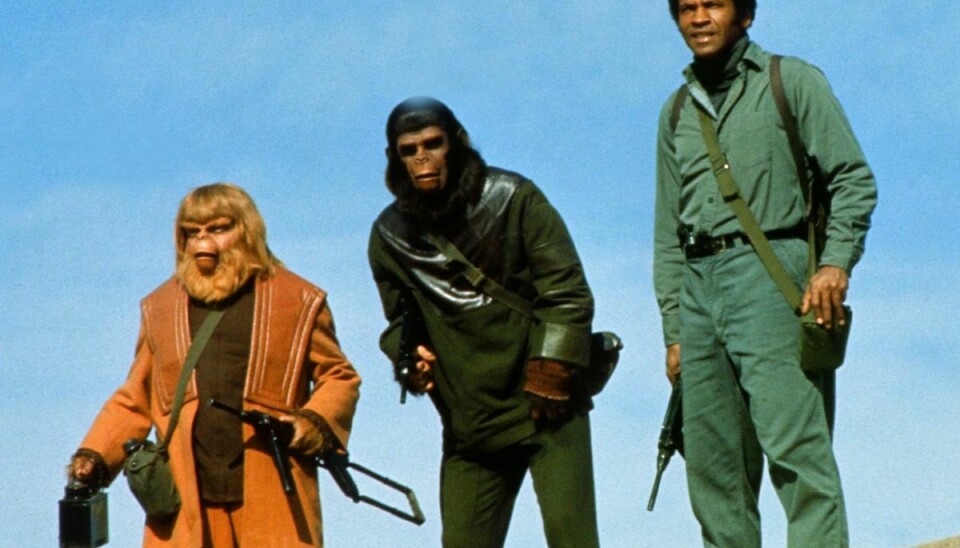 Austin Stoker (th) ses her i en scene i filmen 'Battle for the Planet of the Apes' fra 1973.