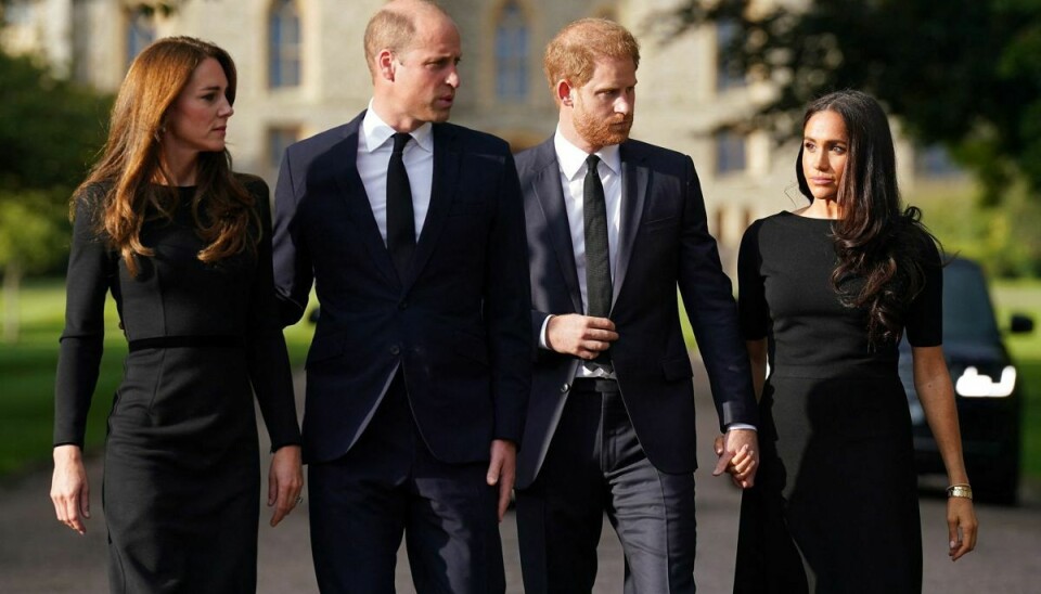 Det var en tydeligt berørt prins Harry, der lørdag besøgte Windsor Castle efter dronning Elizabeths død torsdag. Han var flankeret af sin hustru, hertuginde Meghan, og storebroren prins William, der også havde sin hustru, prinsesse Kate, med.
