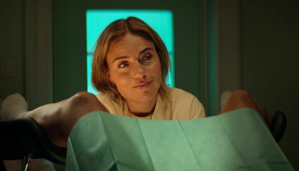 Josephine Park spiller fertilitetslæge i den nye danske Netflix-serie 'Skruk'. - Jo flere historier, vi kan lave om det, der er svært, jo lettere bliver det for dem, der er i det, siger skuespillerinden. (Stillfoto).