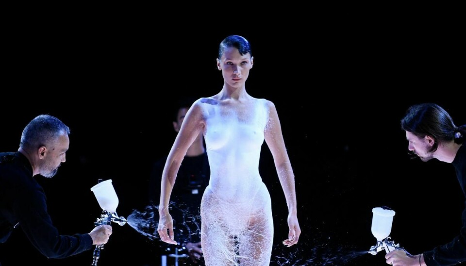 Den amerikanske model Bella Hadid bliver klædt på ved at få sprøjtet skum på sig under Coperni forår/sommer 2023 -modeshowet som en del af Paris Womenswear Fashion Week i Paris den 30. september 2022.