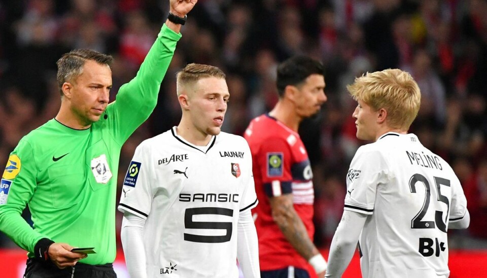 Johan Hamel stikker et rødt kort til Rennes' norske forsvarer, Birger Meling, i sin sidste kamp som hoveddommer den 6. november. Johan Hamel stikker et rødt kort til Rennes' norske forsvarer, Birger Meling, i sin sidste kamp som hoveddommer den 6. november.