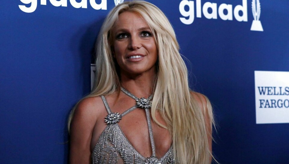 Den 40-årige sangerinde viser hud og hår på det sociale medie.