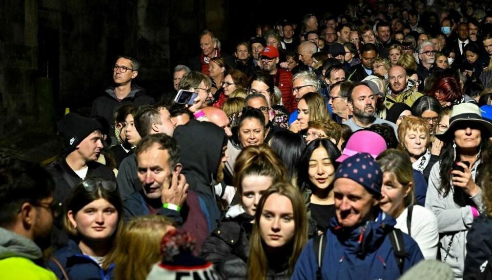 Tusindvis af mennesker står i kø uden for St Giles' Cathedral i Edinburgh, hvor dronningens kiste ligger.