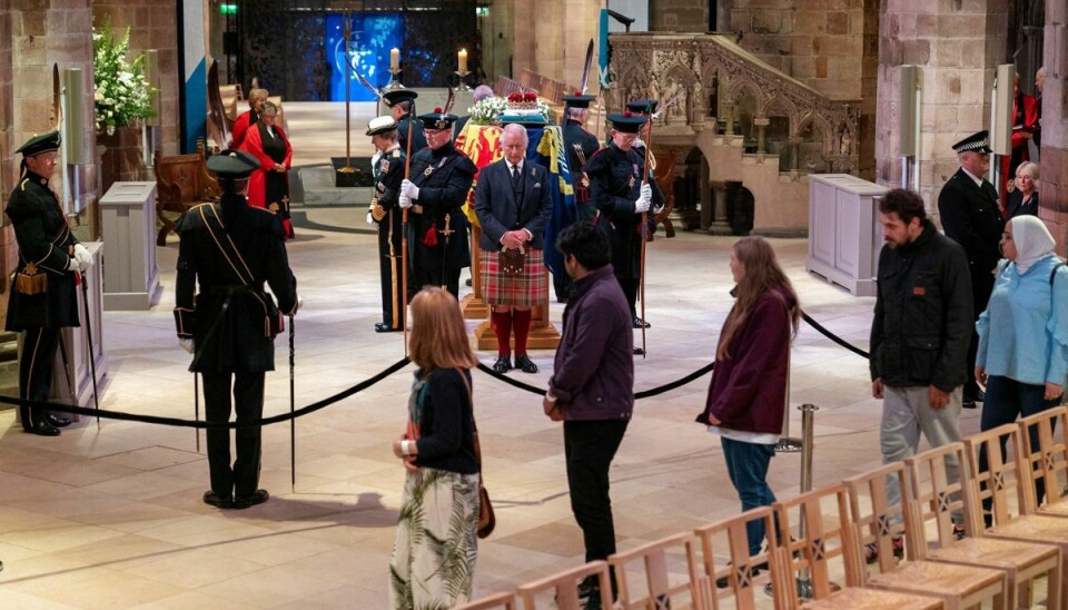 Kong Charles III og andre medlemmer af den britiske kongefamilie ses her i St Giles' Cathedral i Edingburgh ved kisten med dronning Elizabeth II.