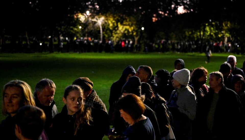 Tusindvis af mennesker står i kø i George Square Gardens i Edinburgh for at komme ind i katedralen St Giles' Cathedral for at se kisten med dronning Elizabeth II.