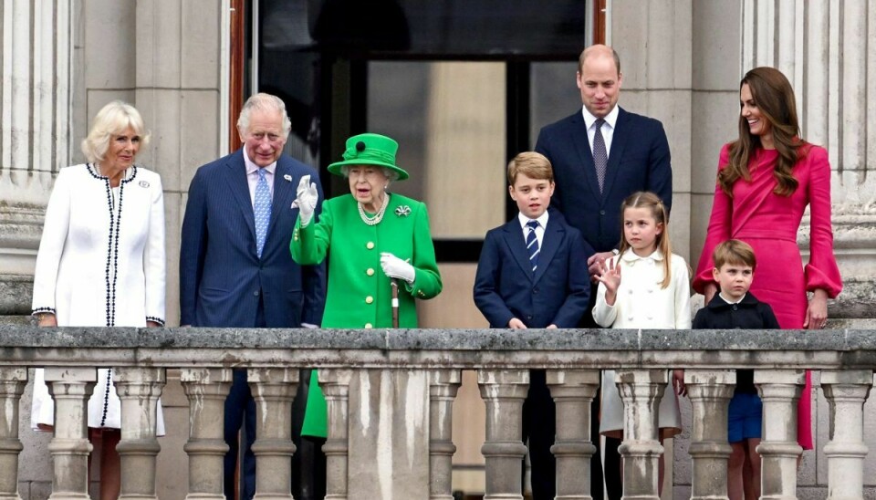 I juni 2022 fejrede dronning Elizabeth 70 års regentjubilæum. Her fotograferet på balkonen på Buckingham Palace med prins Charles og hertuginde Camilla. På dronningens anden side står barnebarnet prins William, hertuginde Kate og deres børn, prins George og prinsesse Charlotte.