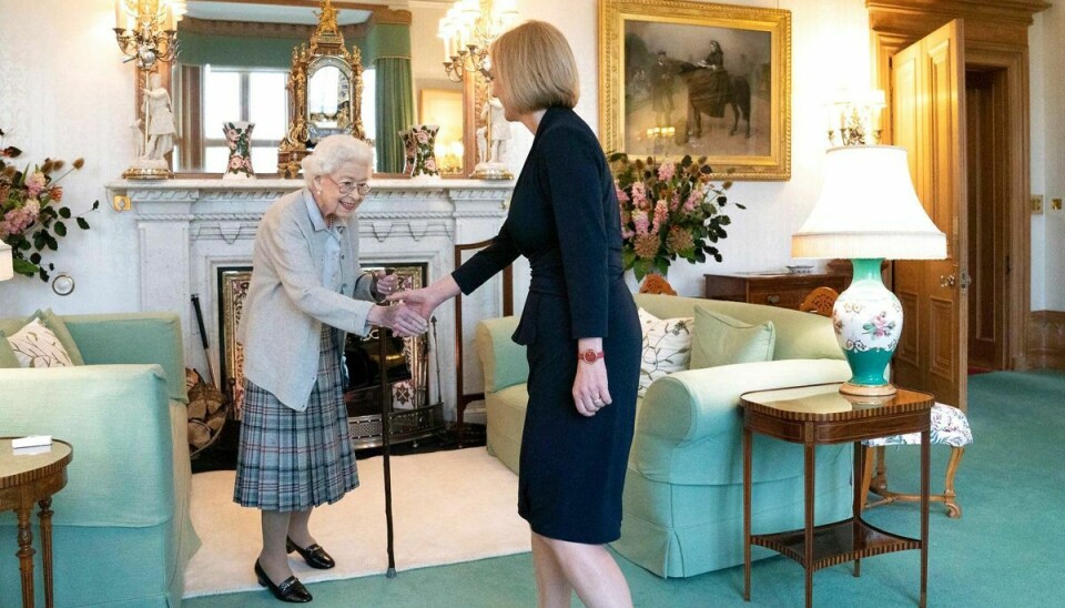 Kig godt på dette billede - det er det sidste officielle, der er taget af dronning Elizabeth blot to dage før sin død, hvor hun modtog den nye konservative partileder, Liz Truss, og bad hende danne regering i hendes navn.