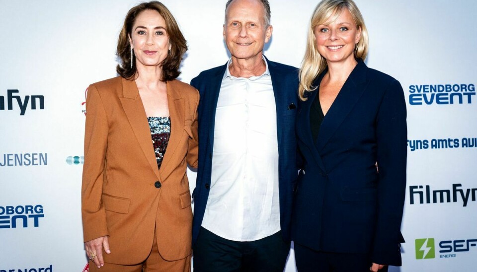 Sofie Gråbøl (t.v.) og Lene Maria Christensen (t.h.) spiller søstrene Inger og Ellen i filmen 'Rose', der er instrueret af Niels Arden Oplev (i midten). Filmen er blevet den helt store vinder ved onsdagens uddeling af filmprisen Svend Prisen.