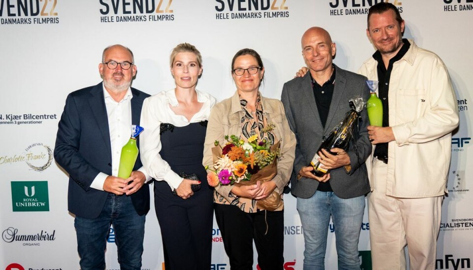 Vinder af Årets Danske TV-Dramaserie for Badehotellet med Jens Jacob Tychsen (venstre) og Cecile Stenspil (2. fra højre) efter uddeling af filmprisen Svend Prisen i Krøyers Have i Svendborg, onsdag den 31. august 2022.. (Foto: Ida Marie Odgaard/Ritzau Scanpix)