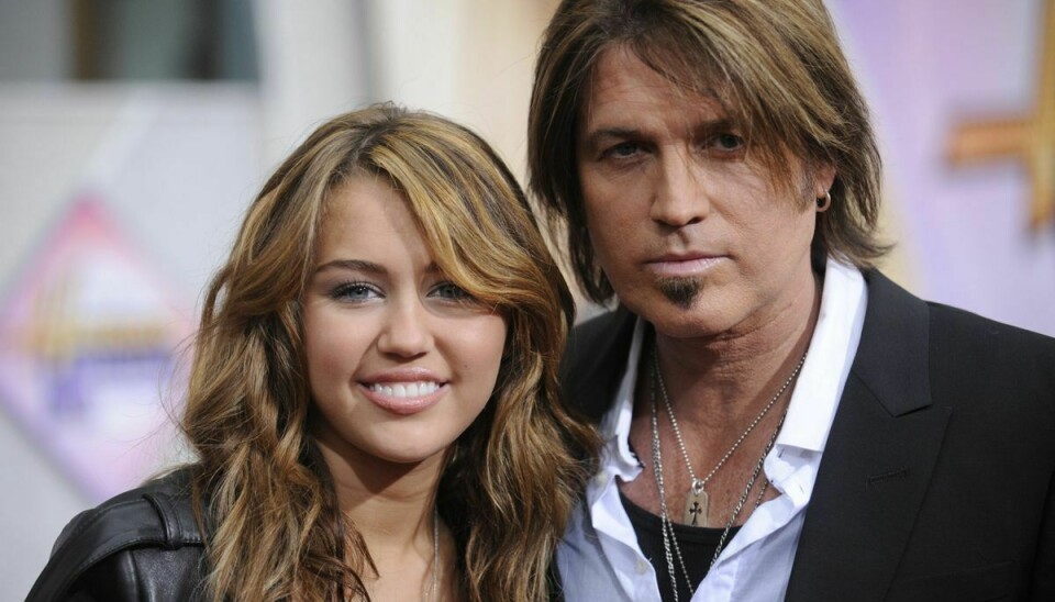 Billy Ray Cyrus, som er far til sangstjernen Miley Cyrus, har friet til den 27 år yngre Firerose.