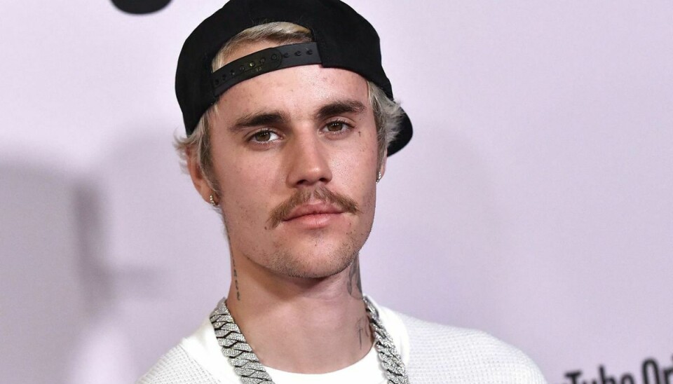 Justin Bieber var koblet til et dropstativ, da han landede i Billund Lufthavn