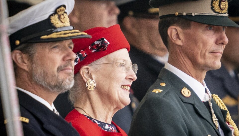 Dronning Margrethe sammen med kronprins Frederik og prins Joachim. Kongehuset har fremskyndet beslutningen om at tage titlerne som prins eller prinsesse fra prins Joachims fire børn. Det siger prins Joachim torsdag i et interview med B.T. torsdag den 29. september 2022. (Arkivfoto)