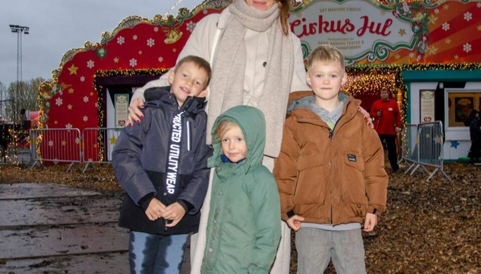 – Jeg forsøger at have mindre travlt i hverdagen, siger Lisbeth Østergaard med sønnerne Carlo, fire, Viggo, otte og deres ven Liam til premieren på Cirkus Jul i Ballerup. – Jeg forsøger at have mindre travlt i hverdagen, siger Lisbeth Østergaard med sønnerne Carlo, fire, Viggo, otte og deres ven Liam til premieren på Cirkus Jul i Ballerup.