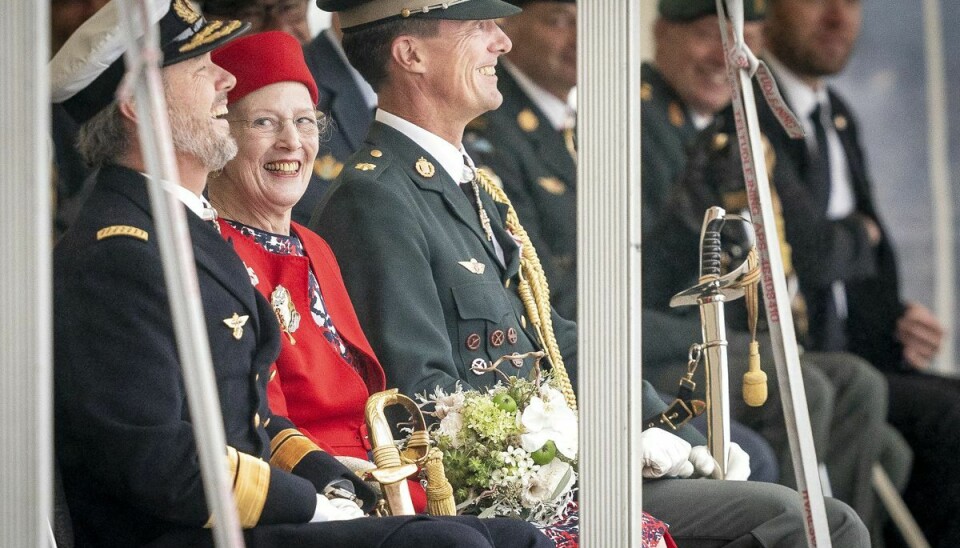 Margrethe kigger stolt på kronprins Frederik, der ligesom sin bror var mødt op i fuld 'krigsuniform'.