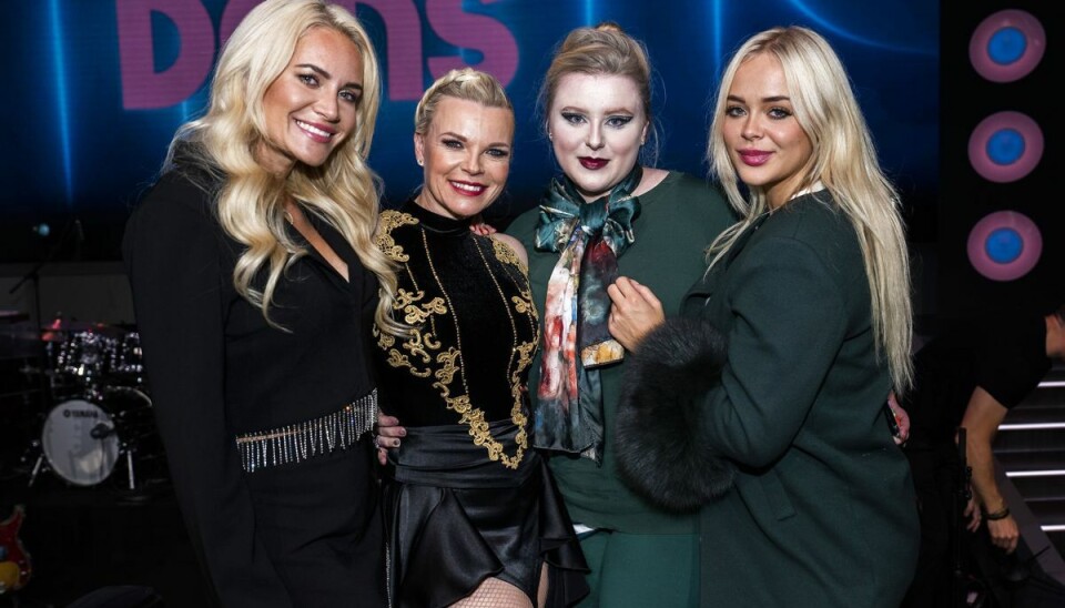 Katerina Pitzner ses her med sine tre døtre efter tredje udsendelse af 'Vild med dans'. Fra venstre er det Thalia, Katerina, Ophelia og Elvira Pitzner. Diamanthandleren har også sønnen Hector. Katerina Pitzner ses her med sine tre døtre efter tredje udsendelse af 'Vild med dans'. Fra venstre er det Thalia, Katerina, Ophelia og Elvira Pitzner. Diamanthandleren har også sønnen Hector.
