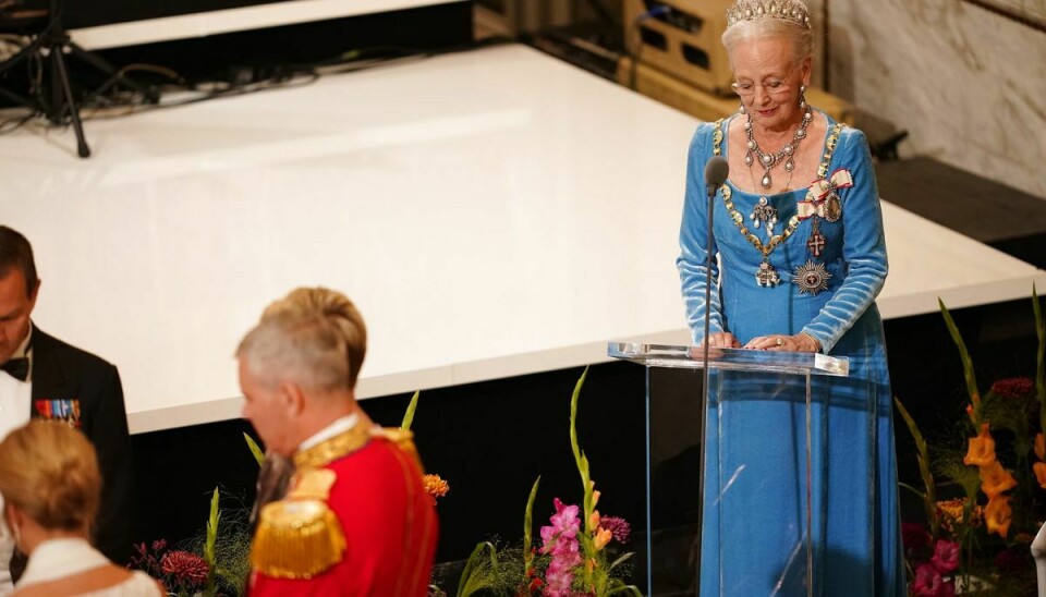 Dronning Margrethe byder velkommen med en tale ved gallataffel søndag aften. Taflet sker i anledning af, at dronningen har 50 års regeringsjubilæum.