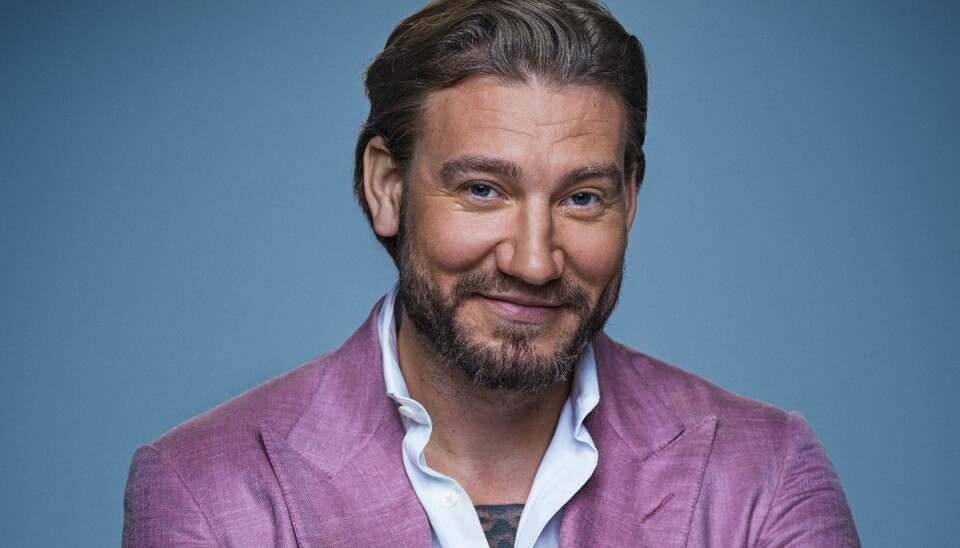 Nicklas Bendtner pranker både sine berømte venner og tilfældige borgere i det nye program 'Nicklas Pranker'. (PR-foto). Nicklas Bendtner pranker både sine berømte venner og tilfældige borgere i det nye program 'Nicklas Pranker'. (PR-foto).