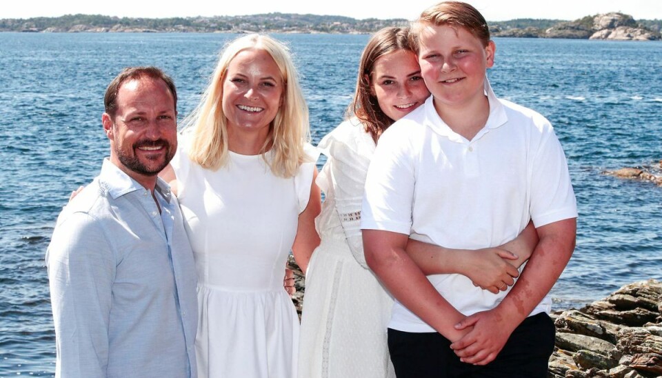 Den norske kronprinsfamilie ses her under deres sommerferie på Dvergsøya i 2019. Den norske kronprinsfamilie ses her under deres sommerferie på Dvergsøya i 2019.
