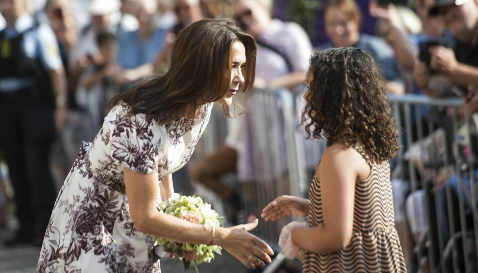 Mary bliver modtaget af den 10-årige blomsterpige Isabel Tesfamicael Agerled . Mary bliver modtaget af den 10-årige blomsterpige Isabel Tesfamicael Agerled .