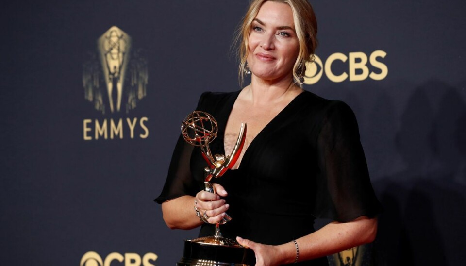 Kate Winslet poserer her med en Emmy Award. Hun har netop gjort livet lettere for en mor og hendes syge datter.