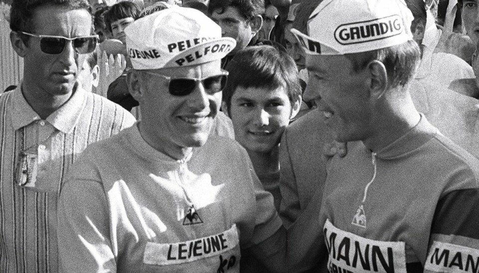 Herman Van Springel, der her ses til højre, lykønsker Tour de France-vinderen i 1968, Jan Janssen. Janssen vandt med 38 sekunder over Herman Van Springel og snuppede førertrøjen på den aller sidste tidskørsel. Herman Van Springel, der her ses til højre, lykønsker Tour de France-vinderen i 1968, Jan Janssen. Janssen vandt med 38 sekunder over Herman Van Springel og snuppede førertrøjen på den aller sidste tidskørsel.