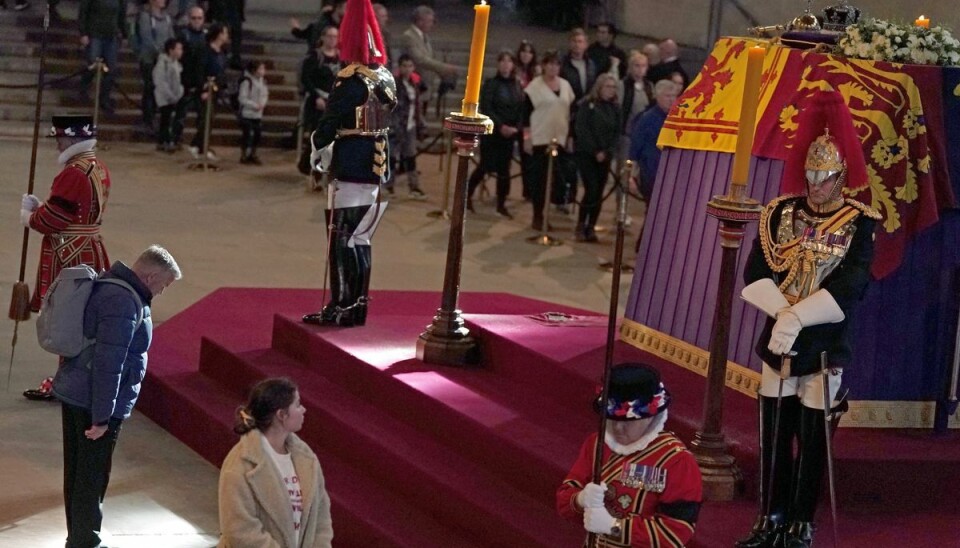 Der blev søndag eftgermiddag lukket for tilgang til den kilometerlange kø med mange tusinde mennesker, som vil se dronning Elizabeths kiste i Westminster Hall. Dronningens kiste kommer til at stå i Westminster Hall frem til mandag morgen klokken 06.30 lokal tid. Der blev søndag eftgermiddag lukket for tilgang til den kilometerlange kø med mange tusinde mennesker, som vil se dronning Elizabeths kiste i Westminster Hall. Dronningens kiste kommer til at stå i Westminster Hall frem til mandag morgen klokken 06.30 lokal tid.