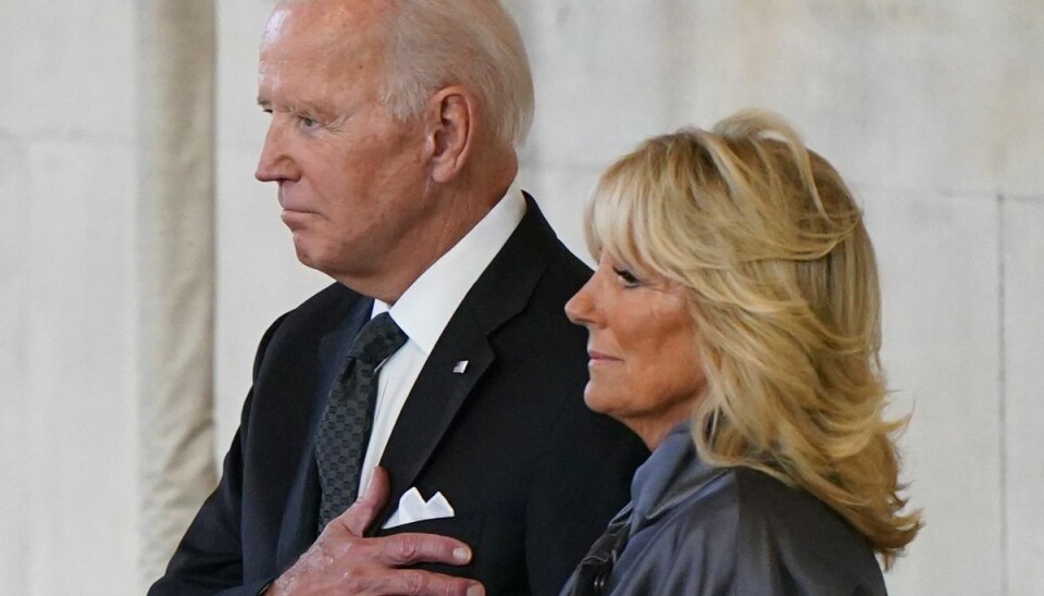 Præsident Joe Biden var blandt dem, der søndag viste dronning Elizabeth en sidste ære i Westminster Hall. Den amerikanske præsident gjorde korsets tegn for sig, da han stod ved dronningens kiste sammen med sin hustru Jill. Præsident Joe Biden var blandt dem, der søndag viste dronning Elizabeth en sidste ære i Westminster Hall. Den amerikanske præsident gjorde korsets tegn for sig, da han stod ved dronningens kiste sammen med sin hustru Jill.