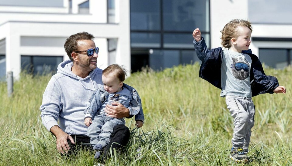 Dennis Knudsen ses her sammen med sønnerne Lucas og Noah, som kan se fremt il at blive storebrødre til tvillingesøstre i september.