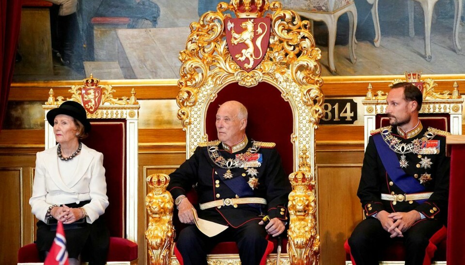 Norske kong Harald ses her sammen med dronning Sonja og kronprins Haakon.