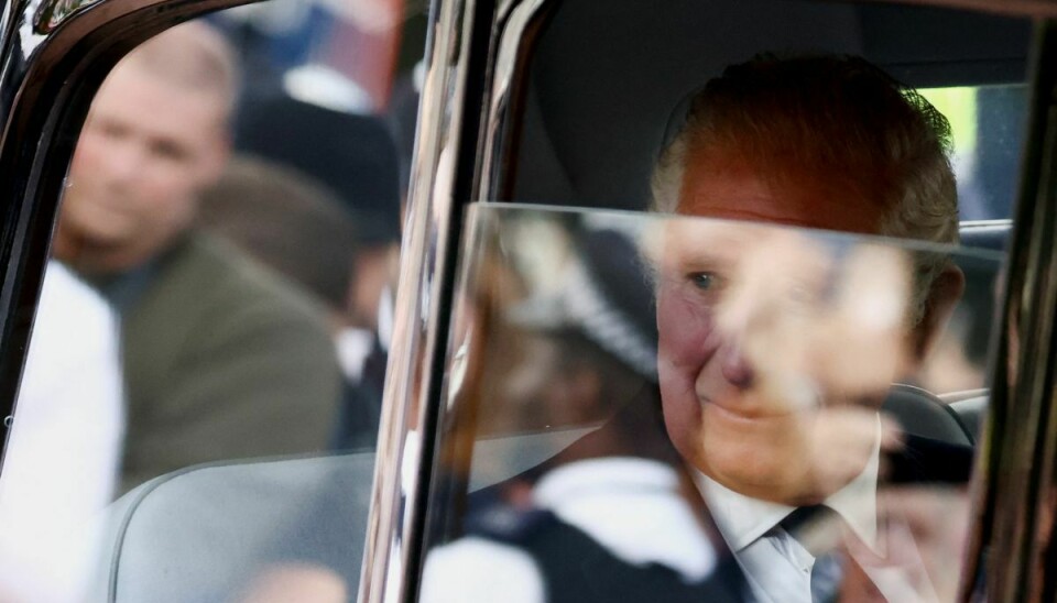 Kong Charles ankommer til Buckingham Palace.