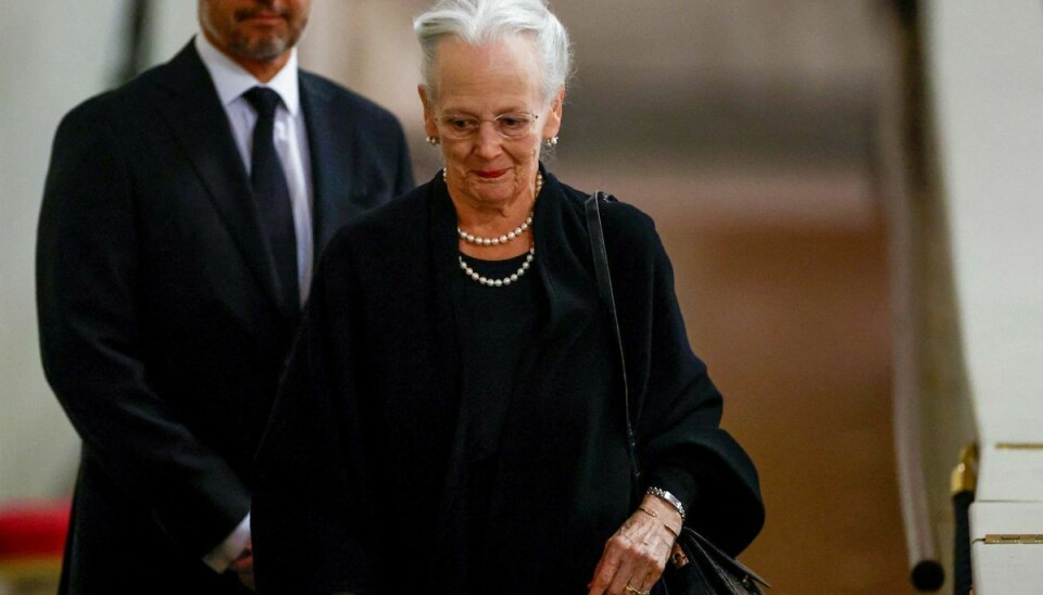 Dronning Margrethe og kronprins Frederik var begge klædt i sort, da de søndag besøge Westminster Hall og kisten med den afdøde dronning Elizabeth II.