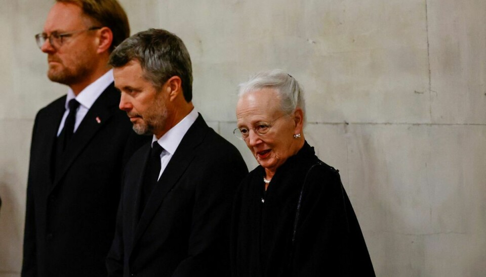 Ligesom det norske og svenske kongepar var dronning Margrethe og kronprins Frederik søndag forbi Westminster Hall i London for at vise deres respekt over for den afdøde dronning Elizabeth II.