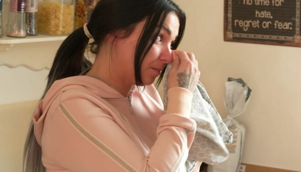 Natasja må knibe en tåre, da virkeligheden går op for hende. Natasja må knibe en tåre, da virkeligheden går op for hende.