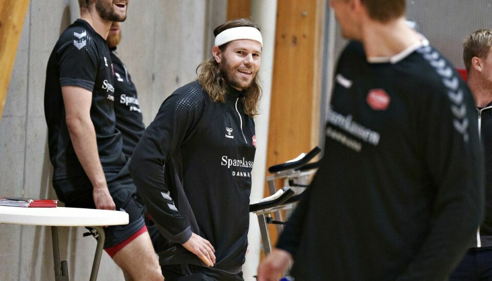 Mandag var første dag, hvor Mikkel Hansen hilste på sine nye holdkammerater i Aalborg Håndbold. Indtil videre må han ikke deltage i øvelser med fysisk kontakt, da han stadig tager blodfortyndende medicin efter han i foråret fik en blodprop i lungerne.