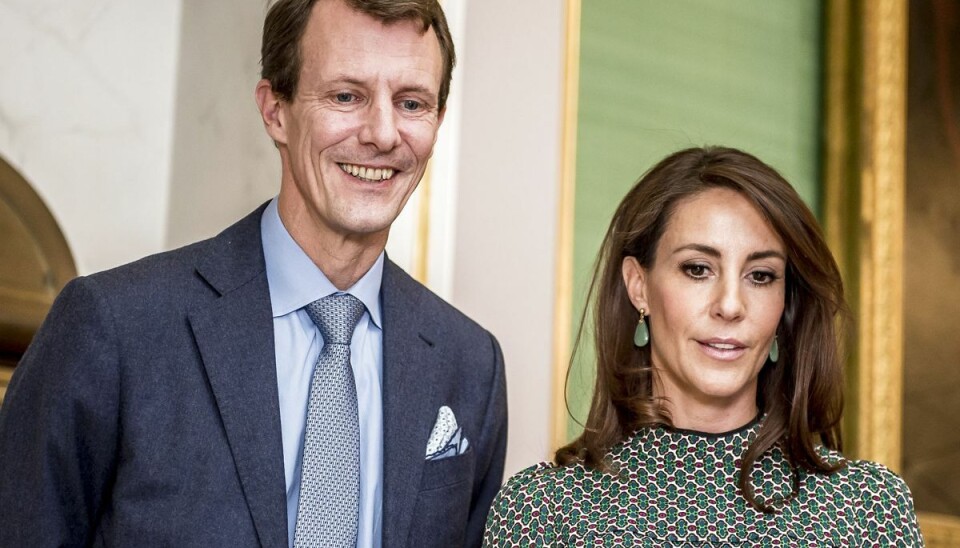 Prins Joachim lod vært og gæstevært bryde den kongelige etikette, da han gæstede 'Aftenshowet' på DR1. Prins Joachim lod vært og gæstevært bryde den kongelige etikette, da han gæstede 'Aftenshowet' på DR1.