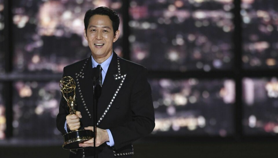 Lee Jung-jae havde god grund til at smile bredt, da han modtog en Emmy for Bedste skuespiller i en dramaserie for sin rolle i 'Squid Game'. Han skrev nemlig Emmy-historie ved at være den første til at vinde den pris for en ikke-engelsksproget rolle.