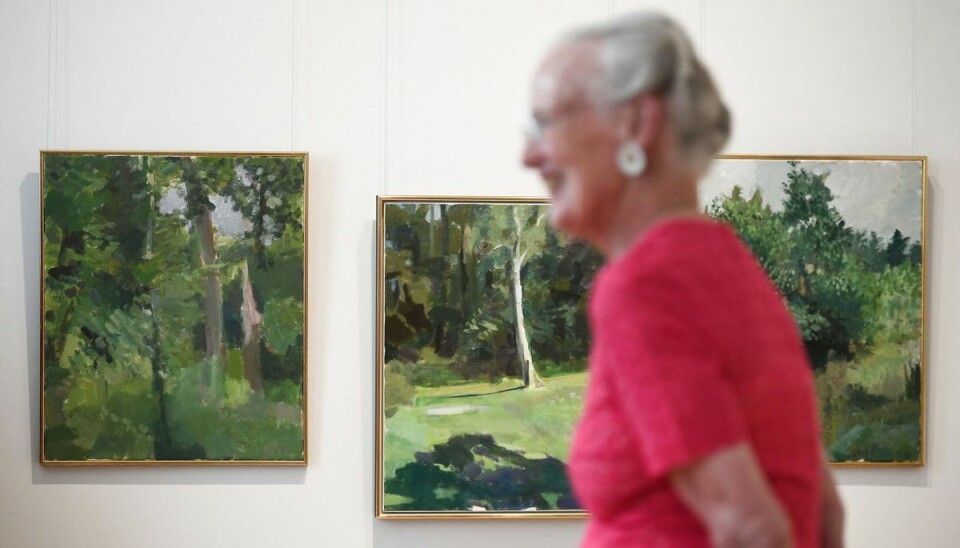 Blandt værkerne i udstillingen på Musée Henri-Martin er der også landskabsmalerier fra Chateau de Cayx, som dronningen har brugt som sommerresidens sammen med nu afdøde prins Henrik.