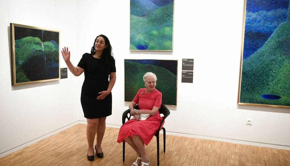 Dronning Margrethe er onsdag blevet vist rundt på museet Henri-Martin af museumsdirektør Rachel Amalric (tv.) i den franske by Cahors.