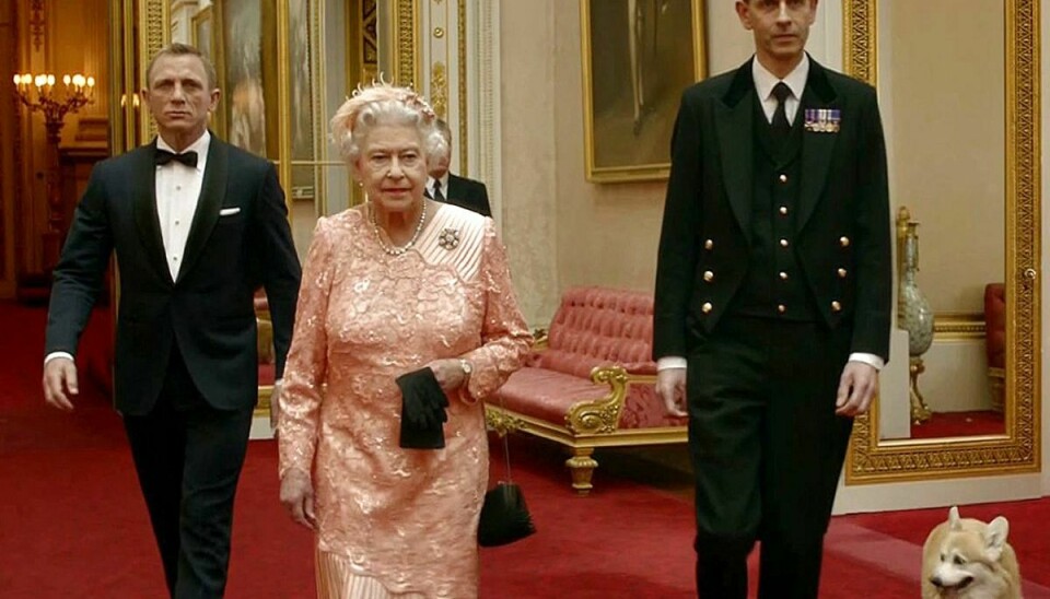 Dronning Elizabeth ses her sammen med Daniel Craig (tv) i filmen, der var en del af åbningsceremonien ved OL i London i 2012.