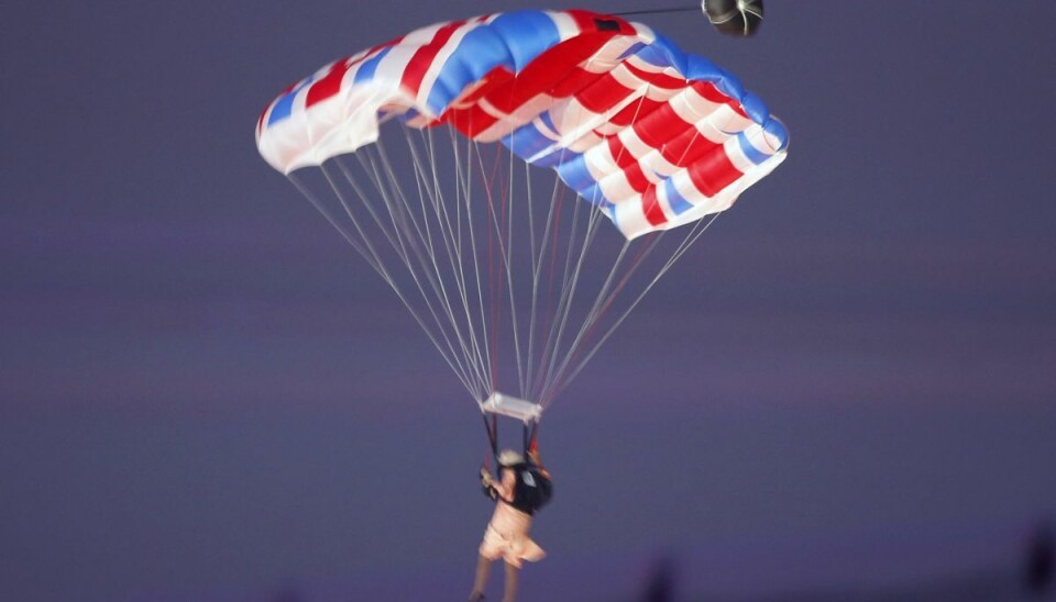 Gary Connery ses her som dronning Elizabeth på vej ned mod det Olýmpiske Stadion i 'Union Jack-faldskærm i 2012.