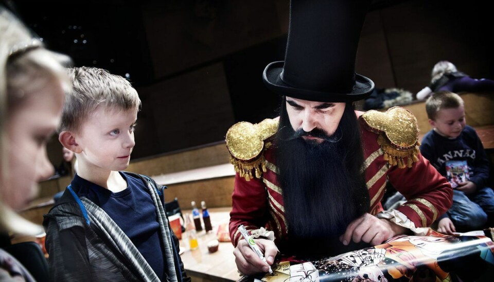 I år byder DR Big Bands cirkusorkester og Muskelsvindfonden på Cirkus Summarum for 10. år i træk. Hr. Skæg ved Cirkus Summarums 10 års fødselsdag som fejres, og pressen, børnereportere og barnlige sjæle er hermed inviteret til at deltage i fejringen. Det sker tirsdag den 6. marts 2018 (Foto: Liselotte Sabroe/Scanpix 2018) I år byder DR Big Bands cirkusorkester og Muskelsvindfonden på Cirkus Summarum for 10. år i træk. Hr. Skæg ved Cirkus Summarums 10 års fødselsdag som fejres, og pressen, børnereportere og barnlige sjæle er hermed inviteret til at deltage i fejringen. Det sker tirsdag den 6. marts 2018 (Foto: Liselotte Sabroe/Scanpix 2018)
