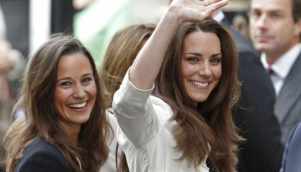 Hertuginde Kate (yh) og hendes yngre søster Pippa Middleton, der nu begge er mor til tre