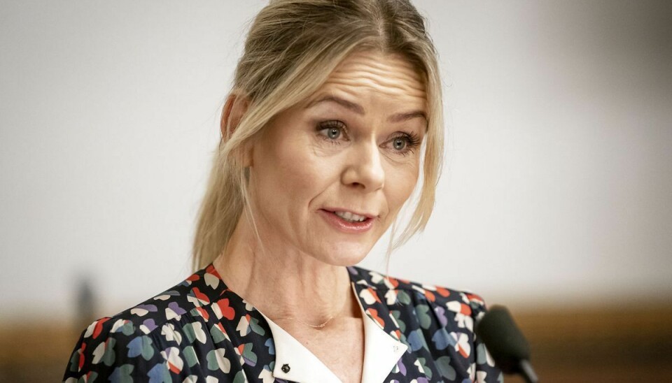 Anne glad aborterede midt under en live-tv-quiz med Bubber og Mads Steffensen. Anne glad aborterede midt under en live-tv-quiz med Bubber og Mads Steffensen.
