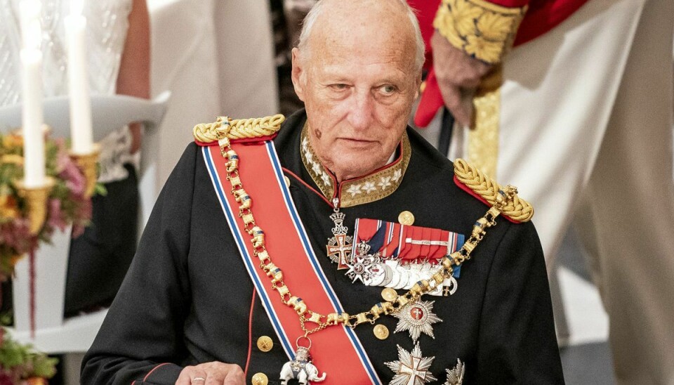 Norske kong Harald er kommet i klemme mellem sine roller som far og Norges regent, mener norsk kongehusekspert.