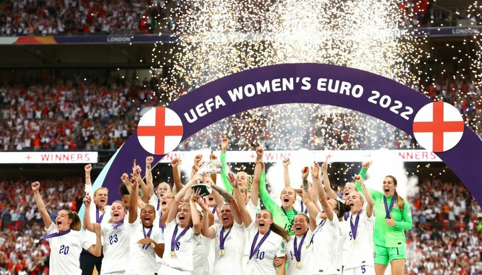 Fodboldkvinderne fordoblede søndag Englands totale høst af store trofæer med sin triumf på et udsolgt Wembley.