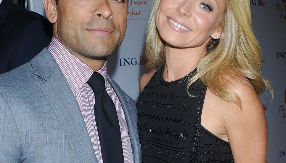 Kelly Rippa sammen med ægtemanden Mark Consuelos. Begge har i dagens anledning taget tøj på.