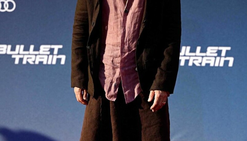 Brad Pitt på den røde løber i nederdel og militærstøvler. Brad Pitt på den røde løber i nederdel og militærstøvler.