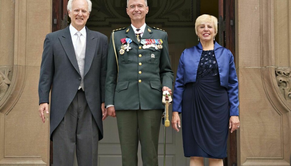 Alan Leventhal, USA's nye ambassadør i Danmark, blev fredag modtaget af dronning Margrethe. På billedet ses han sammen med sin hustru, Sherry, samt dronningens adjudantstabschef, Jens Ole Rossen-Jørgensen.