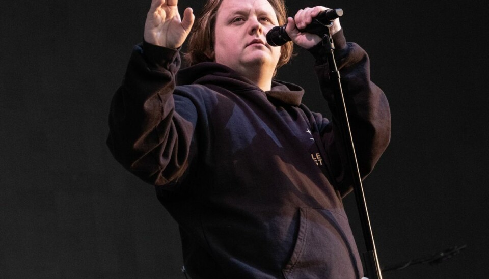 Her ses Lewis Capaldi optræde på Jelling Festival. Nu er han på sammenbruddets rand.