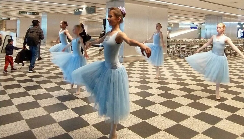 Her ses de unge ballet-dansere i bagageudleveringen i ankomsafsnittet Her ses de unge ballet-dansere i bagageudleveringen i ankomsafsnittet
